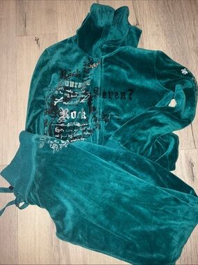 Vintage Seven 7- Teal Velour Active Set